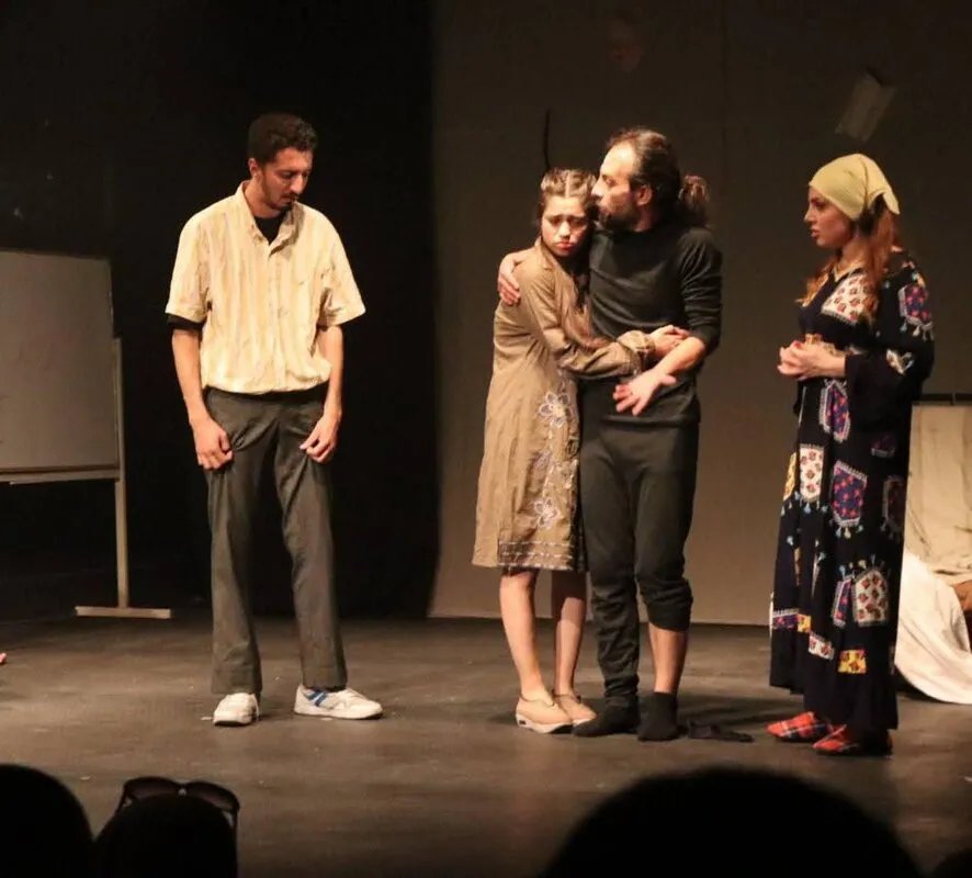 إحياء لذكرى فؤاد حميرة: مسرحية "سوق الأسئلة" تضيء مسرح القباني