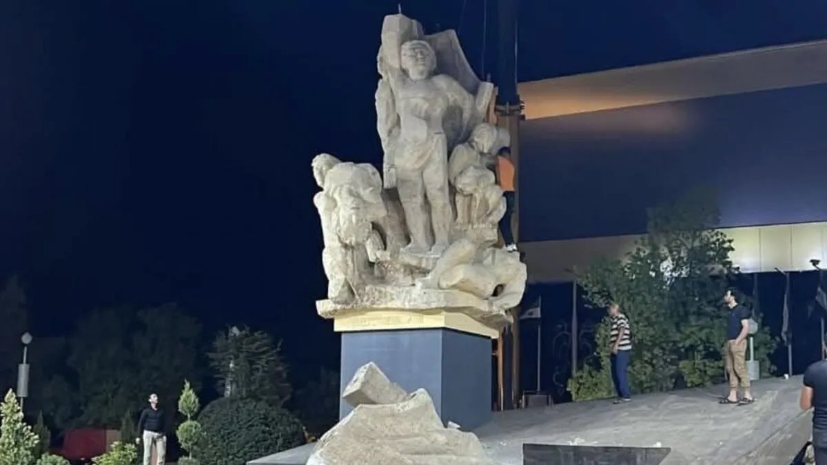 غضب في حلب بعد إزالة تمثال ساحة سعد الله الجابري وتحطمه أثناء النقل