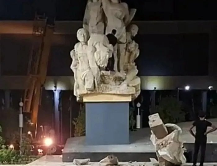 استياء واسع في حلب بعد تحطم تمثال الشهداء أثناء نقله