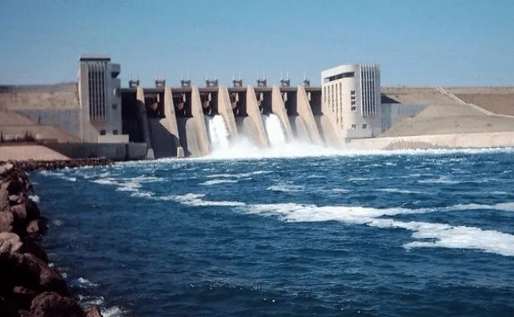 تحذيرات من كارثة: انخفاض حاد في منسوب المياه يهدد بخروج سد الفرات عن الخدمة