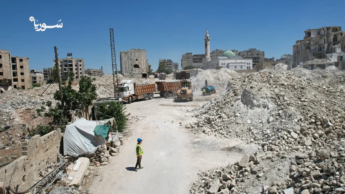 حلب تستعيد عافيتها: الدفاع المدني يزيل الأنقاض من الأحياء الشرقية ويعيد الأمل للسكان