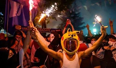 إسطنبول: احتجاجات عنيفة وإغلاق مجلة بسبب رسم كاريكاتوري يثير الجدل حول غزة