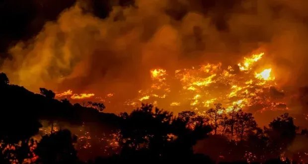 حرائق ضخمة تجتاح منطقة سياحية في جزيرة كريت اليونانية وإجلاء جماعي للسكان