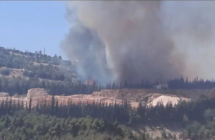 حريق ضخم يندلع بالقرب من قصر الشعب في دمشق وجهود مكثفة لإخماده