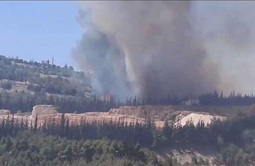 حريق يندلع بالقرب من قصر الشعب في دمشق والدفاع المدني يكافح للسيطرة
