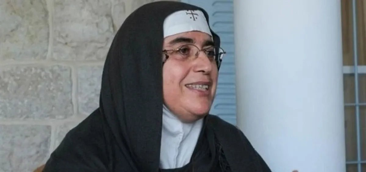 محاكمات تاريخية في سوريا: شخصيات بارزة تواجه اتهامات بإنكار جرائم النظام وتضليل الحقائق