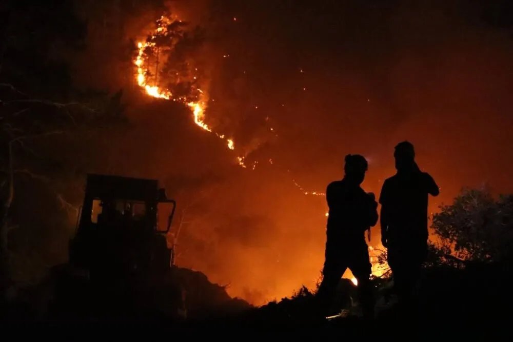 جهود مكثفة للسيطرة على حرائق ريف اللاذقية: فرق الطوارئ تتحدى الظروف الصعبة