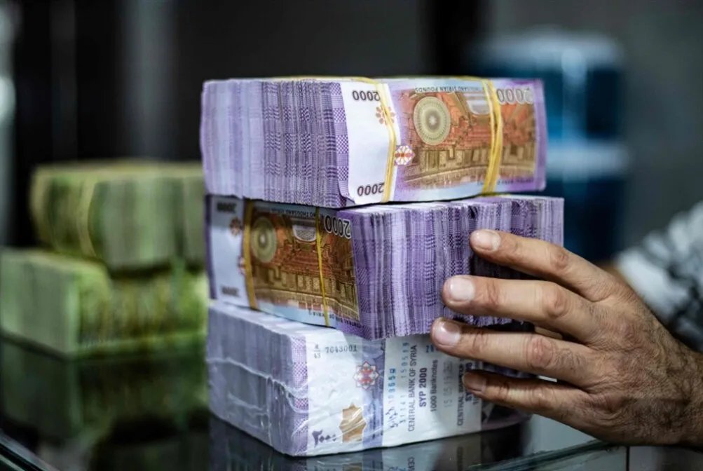 الليرة السورية تشهد انخفاضًا طفيفًا أمام الدولار مع ثبات أسعار الذهب