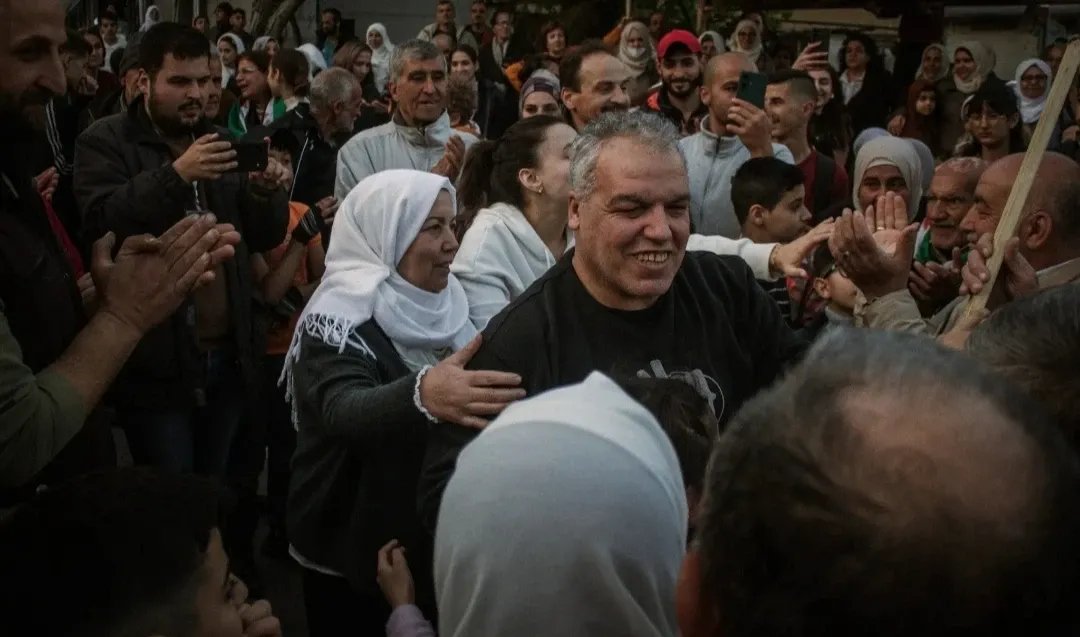 بعد 13 عامًا في المنفى: ضابط سوري منشق يعود إلى مسقط رأسه وسط ترحيب حافل
