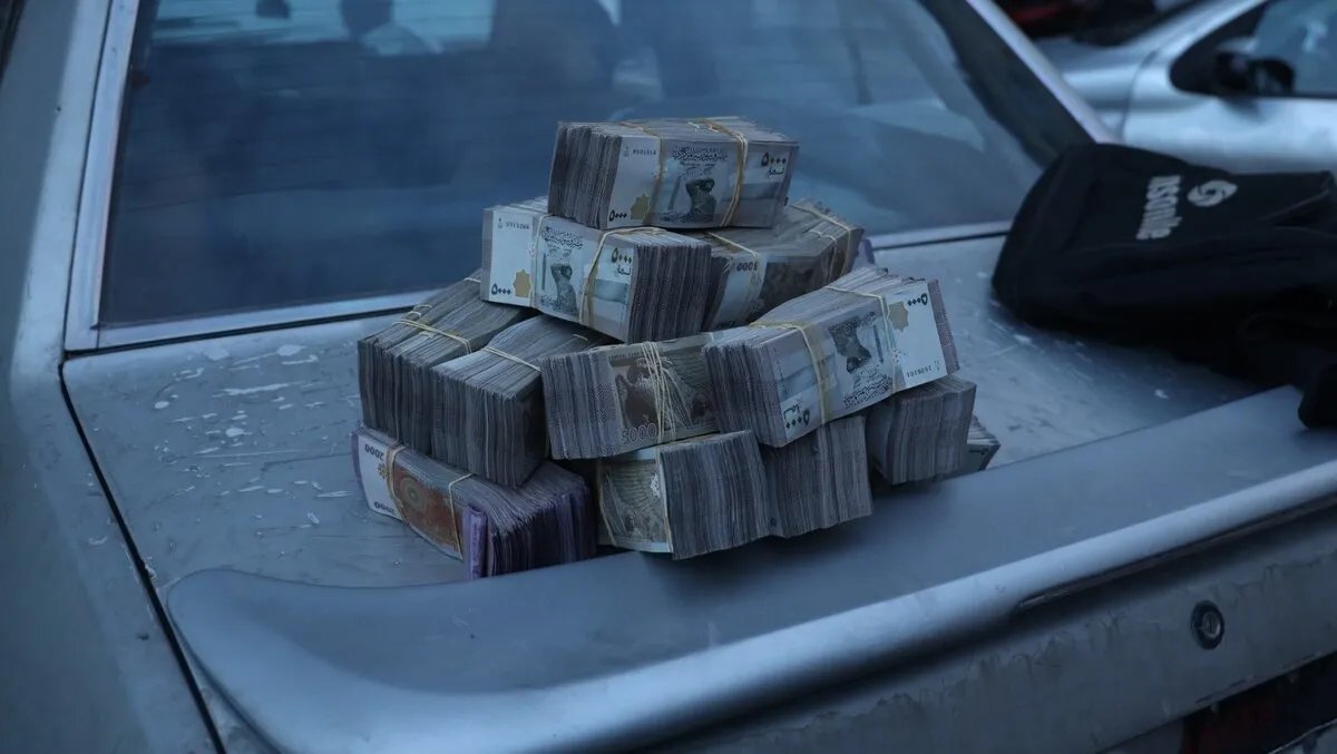 تحديث فوري: أسعار صرف الدولار واليورو والذهب مقابل الليرة السورية في السوق السوداء اليوم