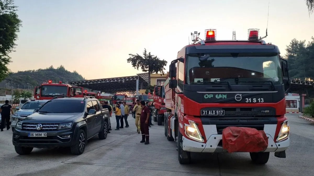 اللاذقية تحترق: الدفاع المدني يكافح ألسنة اللهب بمساعدة تركية وجهود مضنية