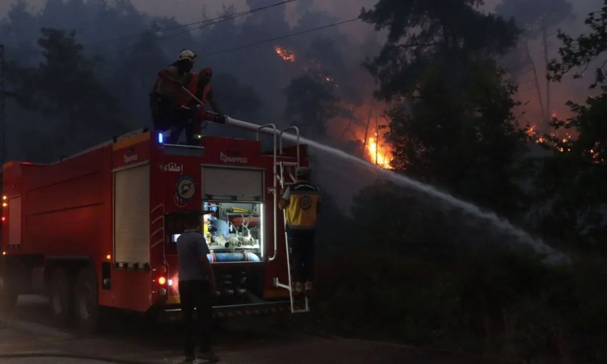 تركيا تتدخل جوًا: طائرات إطفاء تركية تشارك في إخماد حرائق اللاذقية