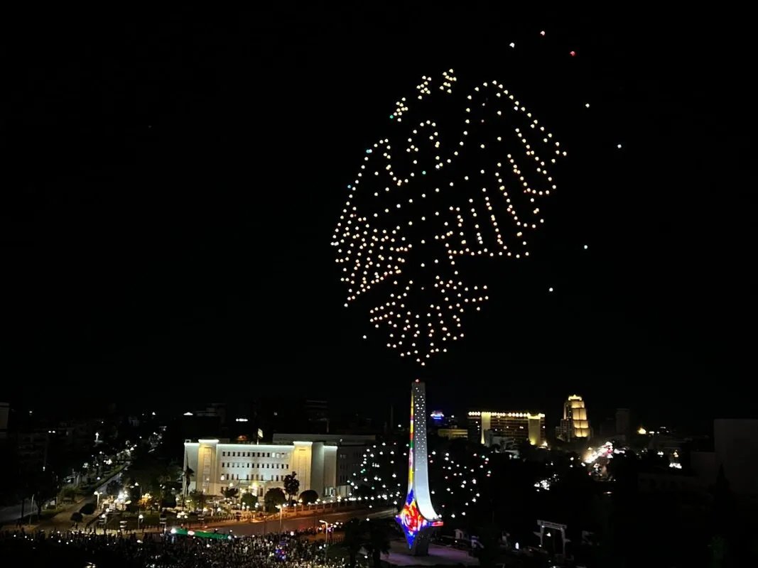 شعار سوريا الجديد يثير جدلاً بين مؤيد ومُعارض: احتفالات رسمية وانتقادات دستورية