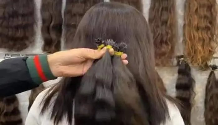 بسبب الأزمة الاقتصادية: فتيات سوريات يبعن شعرهن لتأمين لقمة العيش