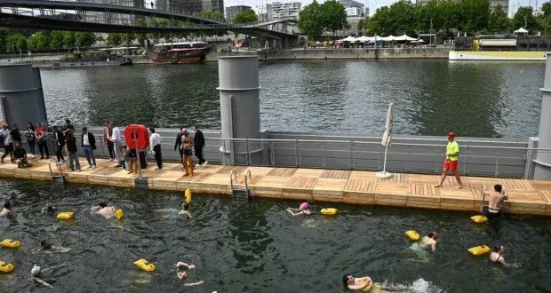 بعد قرن من الحظر: عودة السباحة إلى نهر السين في باريس