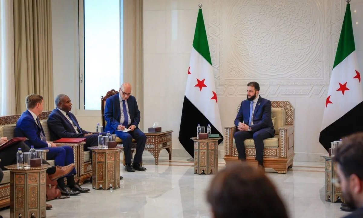 بريطانيا تستأنف علاقاتها الرسمية مع سوريا وتدعم إعادة فتح السفارة في لندن