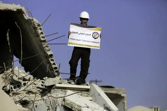 تخفيضات ترامب الصادمة: الخوذ البيضاء السورية تواجه أزمة تمويل تهدد عملياتها الإنسانية