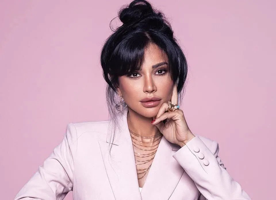 رشا شربتجي تشيد بالهوية البصرية السورية الجديدة وتتمنى الأمن والسلام للبلاد