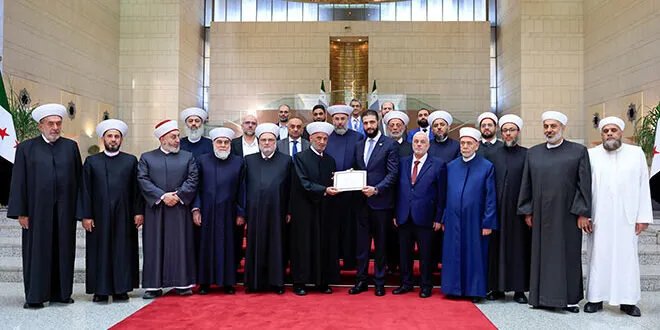 مفتي الجمهورية اللبنانية يقلد الرئيس الشرع وسام دار الفتوى المذهَّب في دمشق