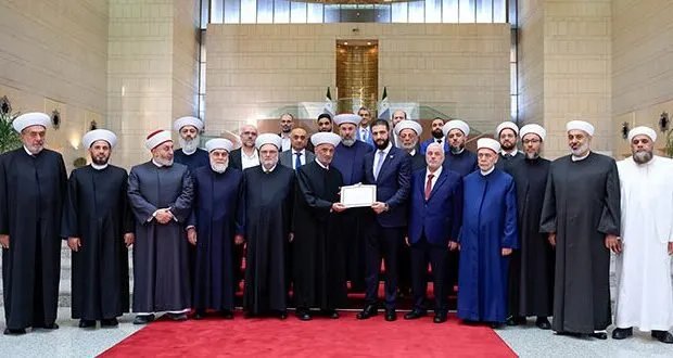 مفتي الجمهورية اللبنانية يقلّد الرئيس الشرع وسام دار الفتوى المذهَّب في دمشق