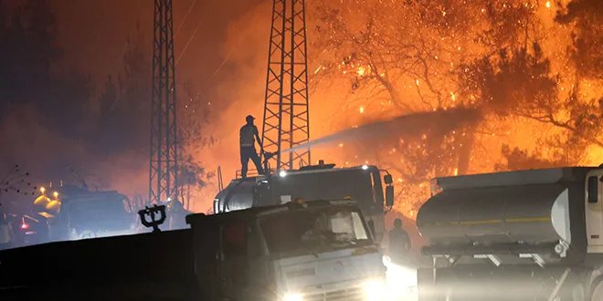 جهود مكثفة لإخماد حرائق اللاذقية: فرق الإطفاء تتحدى الصعاب لإنقاذ الغابات والقرى