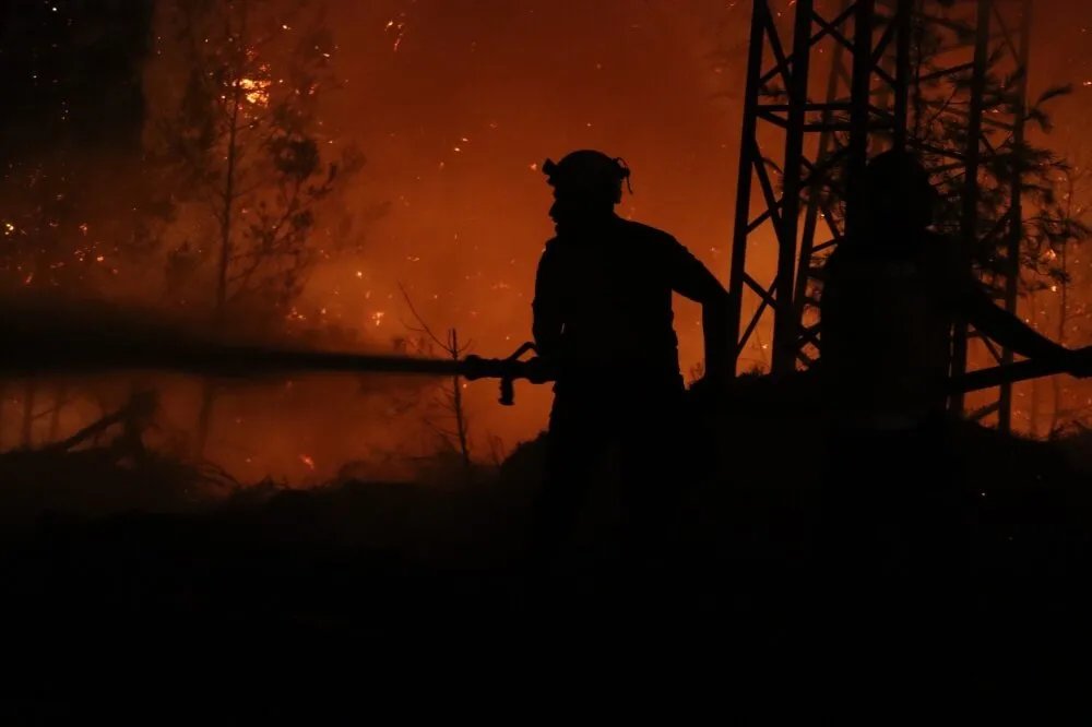 اللاذقية تحترق: غرفة عمليات مشتركة ودعم أردني وتركي لمواجهة حرائق جبل التركمان