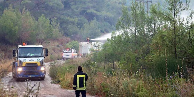 الدفاع المدني السوري يكثف جهوده لمنع امتداد الحرائق إلى محمية الفرنلق في اللاذقية