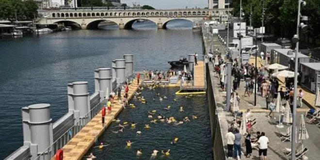 بعد قرن من الحظر: سكان باريس يعودون للسباحة في نهر السين