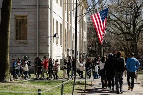 أزمة توظيف خانقة تواجه خريجي الجامعات الأمريكية: هل يعيق الذكاء الاصطناعي مستقبلهم؟