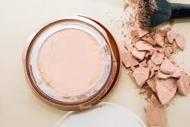 البودرة المضغوطة: الحل الأمثل لمكياج ثابت ومثالي في صيف 2025