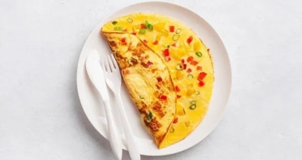 ابدأ يومك بفطور صحي ولذيذ: طريقة تحضير العجة بالخضار