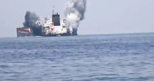 هجوم خطير على سفينة تجارية قبالة سواحل اليمن: السفينة بدأت بالغرق