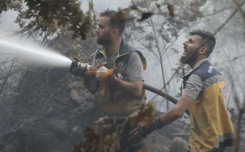 حرائق اللاذقية: فرق الإطفاء تكافح للسيطرة على النيران وإصابة 8 من الدفاع المدني