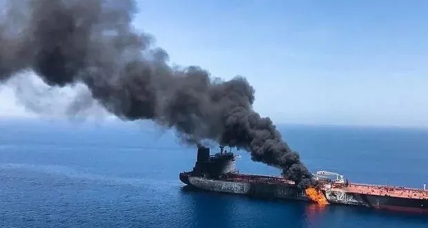 إنقاذ طاقم سفينة بعد هجوم قبالة سواحل الحديدة.. اشتباه بتورط الحوثيين