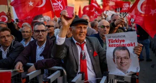 تركيا: حملة اعتقالات تطال المعارضة وأردوغان يواجه شبح مبارك