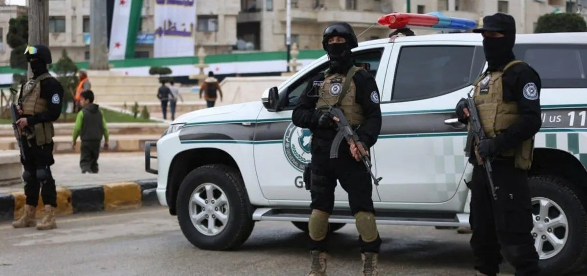 حملة أمنية في دير الزور تسفر عن اعتقال 50 شخصاً بينهم مرتبطون بالحرس الثوري الإيراني