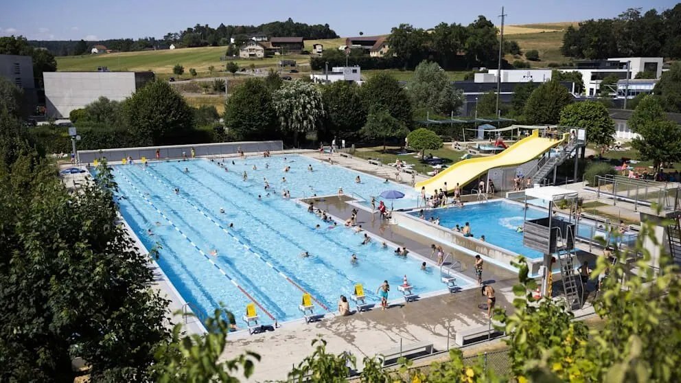 بلدية سويسرية تثير جدلاً بقرار منع الأجانب من دخول المسبح العام: ترحيب محلي وانتقادات أوروبية