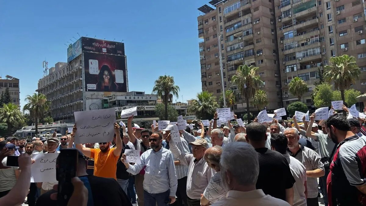 تجار دمشق يحتجون للمطالبة بحماية حقوقهم في "الفروغ" بعد إضراب مماثل في حلب
