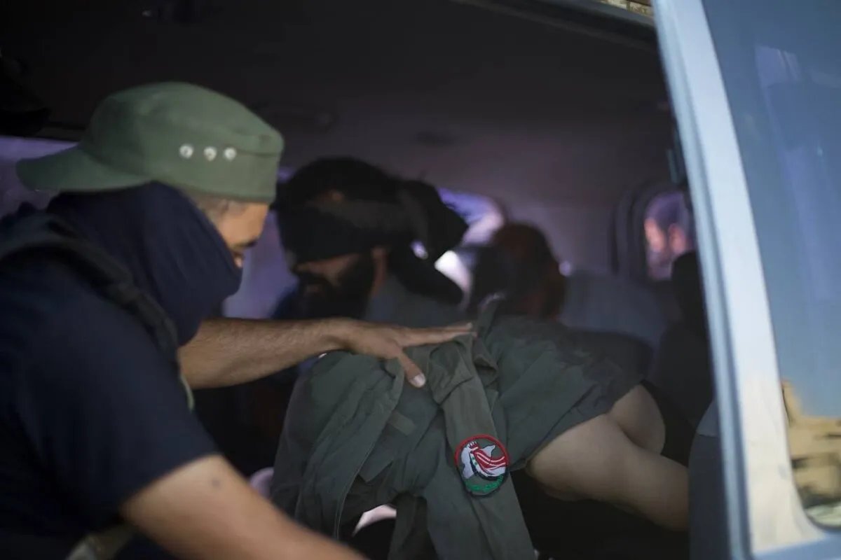 حملة أمنية واسعة في البوكمال: توقيف أكثر من 50 مطلوباً بينهم مرتبطون بالحرس الثوري الإيراني