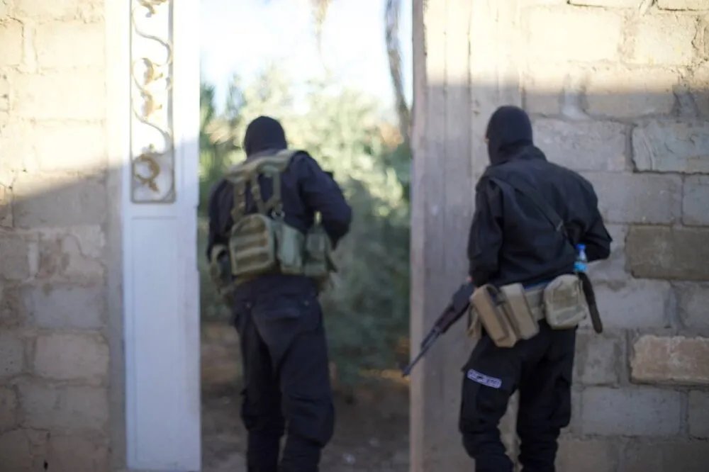 حملة أمنية في البوكمال تسفر عن اعتقال مطلوبين بينهم مرتبطون بالحرس الثوري الإيراني