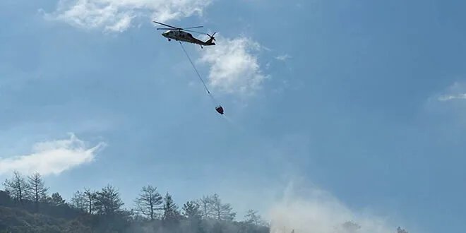 مروحيات تركية تدعم جهود إخماد الحرائق في رأس البسيط بريف اللاذقية