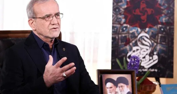 انتقادات حادة تطال الرئيس الإيراني بزشكيان بسبب تصريحاته حول التفاوض مع واشنطن