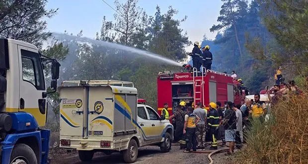 جهود مضنية لاحتواء حرائق اللاذقية: الدفاع المدني السوري يكافح النيران في جبل التركمان