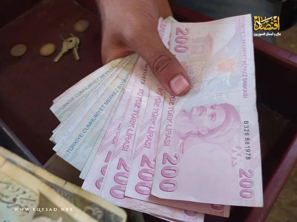 تحسن طفيف في الليرة السورية مقابل الدولار في السوق السوداء الثلاثاء