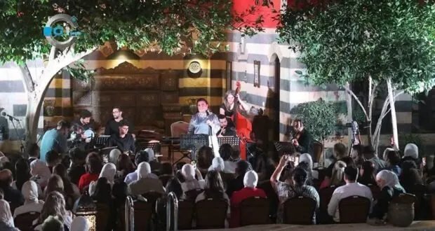 أمسية دمشقية ساحرة: ليندا بيطار وعدنان فتح الله يبدعان في "زيّ الثواني" بفندق تاليسمان