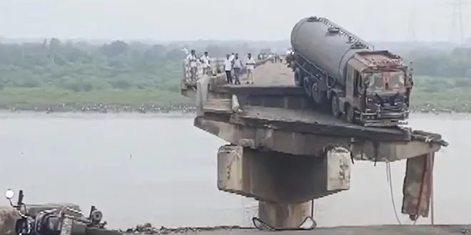 مصرع تسعة أشخاص وفقدان آخرين في انهيار جسر بولاية غوجارات الهندية