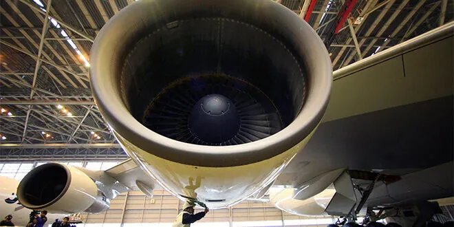 مأساة في مطار بيرغامو: محرك طائرة يودي بحياة رجل بطريقة مروعة