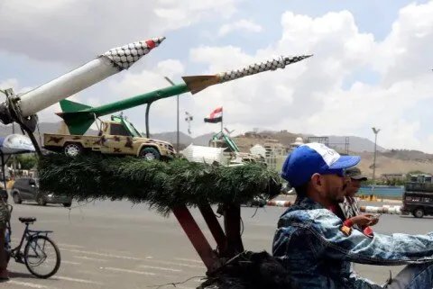 هآرتس تكشف: إسرائيل تدرس خيارات لوقف صواريخ الحوثيين تشمل حماس وإيران