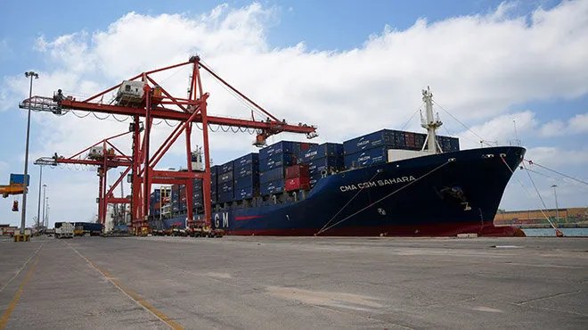 سوريا تعزز التجارة وتطمئن التجار: مرفأ طرطوس يستقبل أول باخرة حاويات كبيرة