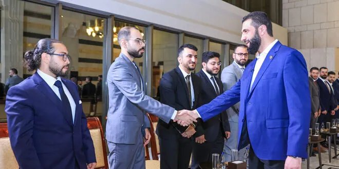الرئيس الشرع يثني على فريق تصميم الهوية البصرية الجديدة لسوريا